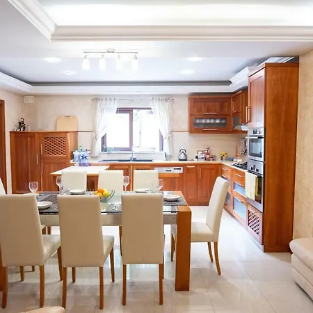 Deluxe House In Apartment